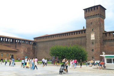 Milan (İtalya), 09 / 01 / 2025 - Sforza Kalesi 'ndeki hareketlilik, Francesco Sforza tarafından 1360 ve 1499 yılları arasında inşa edilen tarihi şehir merkezinin kenar mahallelerinde bulunan büyük bir güçlendirilmiş kompleks. (Edson de souza / theenews2)