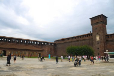 Milan (İtalya), 09 / 01 / 2025 - Sforza Kalesi 'ndeki hareketlilik, Francesco Sforza tarafından 1360 ve 1499 yılları arasında inşa edilen tarihi şehir merkezinin kenar mahallelerinde bulunan büyük bir güçlendirilmiş kompleks. (Edson de souza / theenews2)