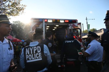 New York, Brooklyn 'deki Batı Hindistan Günü geçit yolu boyunca 1098 Doğu Otoyolu' nun önünde vurulan adam ve kadın. 1 Eylül 2025, Brooklyn, New York, ABD (Kyle Mazza / the Newws2)