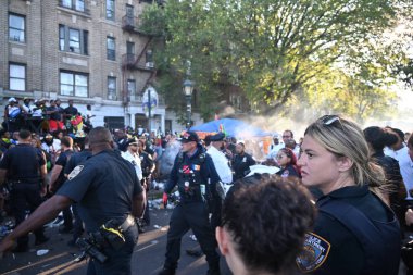 New York, Brooklyn 'deki Batı Hindistan Günü geçit yolu boyunca 1098 Doğu Otoyolu' nun önünde vurulan adam ve kadın. 1 Eylül 2025, Brooklyn, New York, ABD (Kyle Mazza / the Newws2)