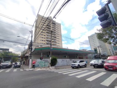 Sao Paulo (SP), Brezilya 09 / 01 / 2025 - Bela Vista 'daki Rui Barbosa Caddesi' nin köşesindeki Manuel Dutra Caddesi 'nde kapalı bir benzin istasyonu, geçen Perşembe günü başlatılan PCC' ye karşı açılan federal polis soruşturmasında teşhis edildi (leandro chemalle / thews2)