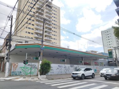 Sao Paulo (SP), Brezilya 09 / 01 / 2025 - Bela Vista 'daki Rui Barbosa Caddesi' nin köşesindeki Manuel Dutra Caddesi 'nde kapalı bir benzin istasyonu, geçen Perşembe günü başlatılan PCC' ye karşı açılan federal polis soruşturmasında teşhis edildi (leandro chemalle / thews2)