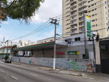 Sao Paulo (SP), Brezilya 09 / 01 / 2025 - Bela Vista 'daki Rui Barbosa Caddesi' nin köşesindeki Manuel Dutra Caddesi 'nde kapalı bir benzin istasyonu, geçen Perşembe günü başlatılan PCC' ye karşı açılan federal polis soruşturmasında teşhis edildi (leandro chemalle / thews2)