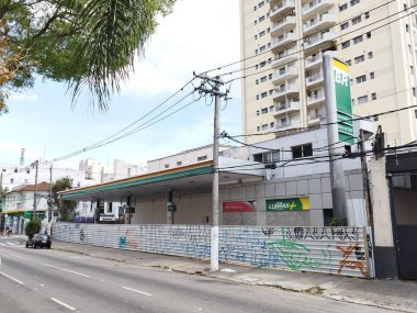 Sao Paulo (SP), Brezilya 09 / 01 / 2025 - Bela Vista 'daki Rui Barbosa Caddesi' nin köşesindeki Manuel Dutra Caddesi 'nde kapalı bir benzin istasyonu, geçen Perşembe günü başlatılan PCC' ye karşı açılan federal polis soruşturmasında teşhis edildi (leandro chemalle / thews2)