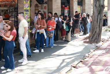 Sao Paulo (SP), Brezilya 09 / 01 / 2025: Sendika katkı belgesinin hazırlanması için Liberdade Mahallesi 'ndeki Tamandare ve Otavio Gomes sokakları arasında kuyruk oluştu (leco viana / theenews2)