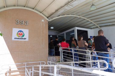 Sao Paulo (SP), Brezilya 09 / 01 / 2025 - Liberdade Mahallesi 'ndeki Rua Tamandare' de bulunan Sao Paulo Sağlık Hizmetleri Personel Birliği 'nin genel merkezi önünde bir kilometre uzunluğunda sağlık çalışanları kuyruğu oluşturuldu (marcelo estevao / thenews2)