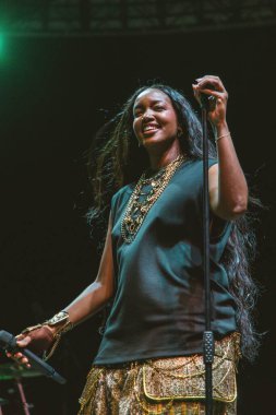 31 Ağustos 2025, New York, ABD: Brezilyalı şarkıcı İza, Central Park 'taki bir Citi parkının yaz sahnesinde canlı performans sergiliyor.)