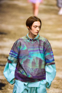 Milan (İtalya), 09 / 25 / 2025 - Anteprima İlkbahar-Yaz 2026 moda defilesinde 25 Eylül Perşembe sabahı Milano 'daki Scuola Militare Teuli' de büyük bir seyirci kitlesi toplandı. (Edson De Souza / Yeni2)