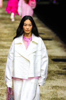 Milan (İtalya), 09 / 25 / 2025 - Anteprima İlkbahar-Yaz 2026 moda defilesinde 25 Eylül Perşembe sabahı Milano 'daki Scuola Militare Teuli' de büyük bir seyirci kitlesi toplandı. (Edson De Souza / Yeni2)