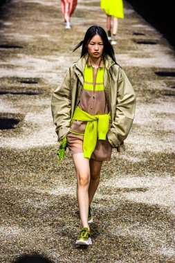 Milan (İtalya), 09 / 25 / 2025 - Anteprima İlkbahar-Yaz 2026 moda defilesinde 25 Eylül Perşembe sabahı Milano 'daki Scuola Militare Teuli' de büyük bir seyirci kitlesi toplandı. (Edson De Souza / Yeni2)