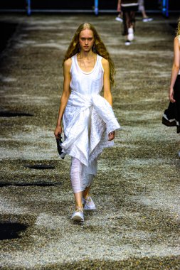 Milan (İtalya), 09 / 25 / 2025 - Anteprima İlkbahar-Yaz 2026 moda defilesinde 25 Eylül Perşembe sabahı Milano 'daki Scuola Militare Teuli' de büyük bir seyirci kitlesi toplandı. (Edson De Souza / Yeni2)