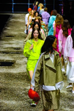 Milan (İtalya), 09 / 25 / 2025 - Anteprima İlkbahar-Yaz 2026 moda defilesinde 25 Eylül Perşembe sabahı Milano 'daki Scuola Militare Teuli' de büyük bir seyirci kitlesi toplandı. (Edson De Souza / Yeni2)