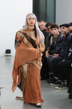 Milan (İtalya), 09 / 27 / 2025 - Milan Moda Haftası kapsamında Scarlett Rouge 'un performansıyla Sahne Arası Ied Moda Şovu, Milano' daki Galleria Lia Rumma 'da gerçekleşti. 