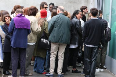 Milan (İtalya), 09 / 27 / 2025 - Milan Moda Haftası kapsamında Scarlett Rouge 'un performansıyla Sahne Arası Ied Moda Şovu, Milano' daki Galleria Lia Rumma 'da gerçekleşti. 