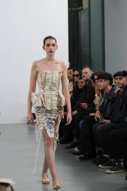 Milan (İtalya), 09 / 27 / 2025 - Milan Moda Haftası kapsamında Scarlett Rouge 'un performansıyla Sahne Arası Ied Moda Şovu, Milano' daki Galleria Lia Rumma 'da gerçekleşti. 