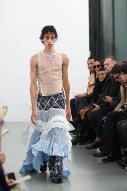 Milan (İtalya), 09 / 27 / 2025 - Milan Moda Haftası kapsamında Scarlett Rouge 'un performansıyla Sahne Arası Ied Moda Şovu, Milano' daki Galleria Lia Rumma 'da gerçekleşti. 