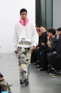 Milan (İtalya), 09 / 27 / 2025 - Milan Moda Haftası kapsamında Scarlett Rouge 'un performansıyla Sahne Arası Ied Moda Şovu, Milano' daki Galleria Lia Rumma 'da gerçekleşti. 