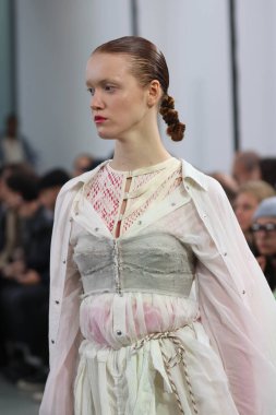 Milan (İtalya), 09 / 27 / 2025 - Milan Moda Haftası kapsamında Scarlett Rouge 'un performansıyla Sahne Arası Ied Moda Şovu, Milano' daki Galleria Lia Rumma 'da gerçekleşti. 