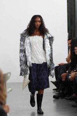 Milan (İtalya), 09 / 27 / 2025 - Milan Moda Haftası kapsamında Scarlett Rouge 'un performansıyla Sahne Arası Ied Moda Şovu, Milano' daki Galleria Lia Rumma 'da gerçekleşti. 