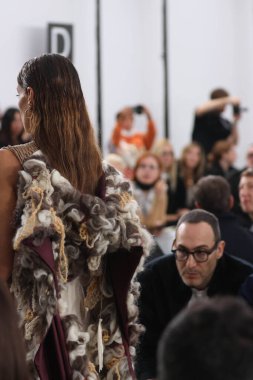 Milan (İtalya), 09 / 27 / 2025 - Milan Moda Haftası kapsamında Scarlett Rouge 'un performansıyla Sahne Arası Ied Moda Şovu, Milano' daki Galleria Lia Rumma 'da gerçekleşti. 