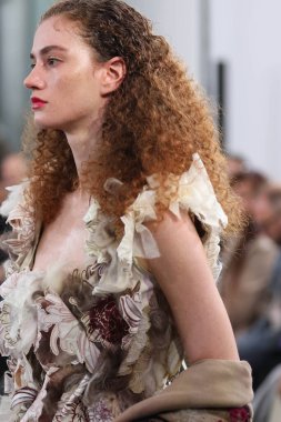 Milan (İtalya), 09 / 27 / 2025 - Milan Moda Haftası kapsamında Scarlett Rouge 'un performansıyla Sahne Arası Ied Moda Şovu, Milano' daki Galleria Lia Rumma 'da gerçekleşti. 