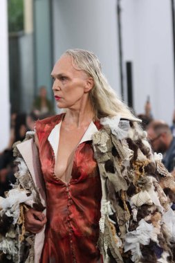 Milan (İtalya), 09 / 27 / 2025 - Milan Moda Haftası kapsamında Scarlett Rouge 'un performansıyla Sahne Arası Ied Moda Şovu, Milano' daki Galleria Lia Rumma 'da gerçekleşti. 