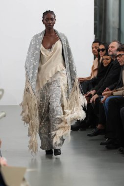 Milan (İtalya), 09 / 27 / 2025 - Milan Moda Haftası kapsamında Scarlett Rouge 'un performansıyla Sahne Arası Ied Moda Şovu, Milano' daki Galleria Lia Rumma 'da gerçekleşti. 