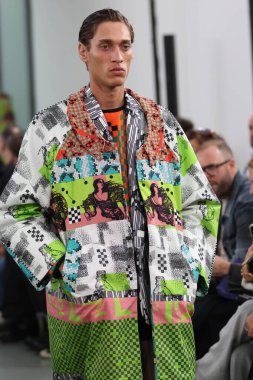 Milan (İtalya), 09 / 27 / 2025 - Milan Moda Haftası kapsamında Scarlett Rouge 'un performansıyla Sahne Arası Ied Moda Şovu, Milano' daki Galleria Lia Rumma 'da gerçekleşti. 