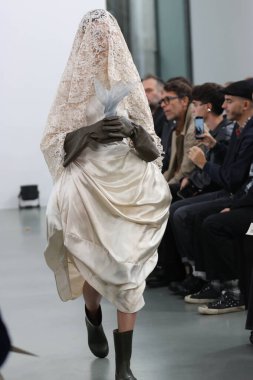 Milan (İtalya), 09 / 27 / 2025 - Milan Moda Haftası kapsamında Scarlett Rouge 'un performansıyla Sahne Arası Ied Moda Şovu, Milano' daki Galleria Lia Rumma 'da gerçekleşti. 