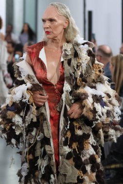 Milan (İtalya), 09 / 27 / 2025 - Milan Moda Haftası kapsamında Scarlett Rouge 'un performansıyla Sahne Arası Ied Moda Şovu, Milano' daki Galleria Lia Rumma 'da gerçekleşti. 