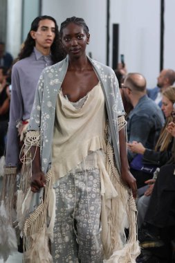 Milan (İtalya), 09 / 27 / 2025 - Milan Moda Haftası kapsamında Scarlett Rouge 'un performansıyla Sahne Arası Ied Moda Şovu, Milano' daki Galleria Lia Rumma 'da gerçekleşti. 