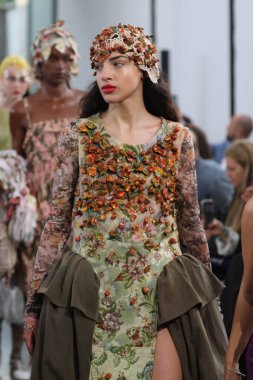 Milan (İtalya), 09 / 27 / 2025 - Milan Moda Haftası kapsamında Scarlett Rouge 'un performansıyla Sahne Arası Ied Moda Şovu, Milano' daki Galleria Lia Rumma 'da gerçekleşti. 