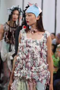 Milan (İtalya), 09 / 27 / 2025 - Milan Moda Haftası kapsamında Scarlett Rouge 'un performansıyla Sahne Arası Ied Moda Şovu, Milano' daki Galleria Lia Rumma 'da gerçekleşti. 