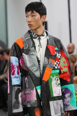 Milan (İtalya), 09 / 27 / 2025 - Milan Moda Haftası kapsamında Scarlett Rouge 'un performansıyla Sahne Arası Ied Moda Şovu, Milano' daki Galleria Lia Rumma 'da gerçekleşti. 