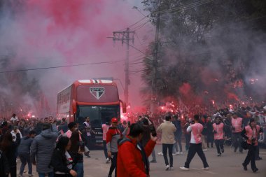 Sao Paulo (SP), Brazil 09 / 25 / 2025 Sao Paulo otobüsünün Sao Paulo (BRA) ile LDU (ECU) arasındaki karşılaşma için varışı, Copa Libertadores 'in çeyrek finalinin ikinci ayağı için geçerlidir (leco viana / thenews2)