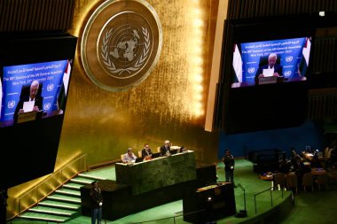 25 Eylül 2025, New York, ABD: Önceden kaydedilmiş videoda Filistin Devlet Başkanı Mahmud Abbas, BM genel merkezinde UNGA 80 Genel Kurul Müzakeresinde (niyi fote / thews2)