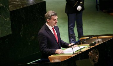 25 Eylül 2025, New York, ABD: Gürcistan Devlet Başkanı Ekselansları Mikheil Kavelashvili, New York 'taki BM karargahında gerçekleşen UNGA 80 Genel Kurul Toplantısına hitaben bir konuşma yaptı. (niyi fote\ theenews2)    