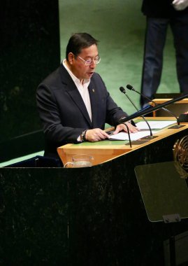 25 Eylül 2025, New York, ABD: Ekselansları Luis Alberto Arce Catacora, Çokuluslu Bolivya Eyaleti Anayasal Başkanı UNGA 80 Genel Kurul Toplantısına seslendi. (niyi fote\ theenews2)    