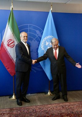 25 Eylül 2025, New York, ABD: Genel Sekreter Anthony Guterres ile H.E. Dr. Masoud Pezeshkian, Birleşmiş Milletler İran Başkanı. (niyi fote\ theenews2)      