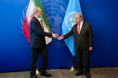 25 Eylül 2025, New York, ABD: Genel Sekreter Anthony Guterres ile H.E. Dr. Masoud Pezeshkian, Birleşmiş Milletler İran Başkanı. (niyi fote\ theenews2)      