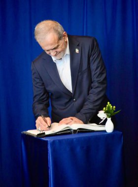 25 Eylül 2025, New York, ABD: Genel Sekreter Anthony Guterres ile H.E. Dr. Masoud Pezeshkian, Birleşmiş Milletler İran Başkanı. (niyi fote\ theenews2)      