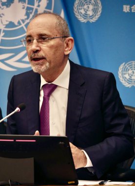 25 Eylül 2025, New York, ABD: Başbakan Yardımcısı ve Dışişleri Bakanı Aymen H. Safadi, Ürdün Haşim Krallığı Hybrid Basın Brifingine katıldı. (niyi fote\ theenews2)