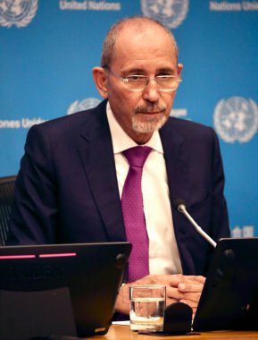 25 Eylül 2025, New York, ABD: Başbakan Yardımcısı ve Dışişleri Bakanı Aymen H. Safadi, Ürdün Haşim Krallığı Hybrid Basın Brifingine katıldı. (niyi fote\ theenews2)