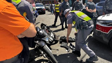 Sao Paulo (SP), Brezilya 09 / 27 / 2025 - Barao de Duprat Caddesi 'nin merkez bölgesinde motosiklet çalmaya çalışırken yakalanan iki kişi, polis tarafından arandı ve gözaltına alındı.