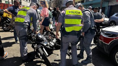 Sao Paulo (SP), Brezilya 09 / 27 / 2025 - Barao de Duprat Caddesi 'nin merkez bölgesinde motosiklet çalmaya çalışırken yakalanan iki kişi, polis tarafından arandı ve gözaltına alındı.