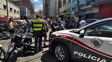 Sao Paulo (SP), Brezilya 09 / 27 / 2025 - Barao de Duprat Caddesi 'nin merkez bölgesinde motosiklet çalmaya çalışırken yakalanan iki kişi, polis tarafından arandı ve gözaltına alındı.