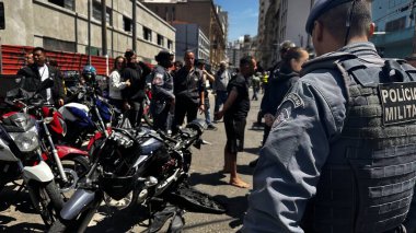 Sao Paulo (SP), Brezilya 09 / 27 / 2025 - Barao de Duprat Caddesi 'nin merkez bölgesinde motosiklet çalmaya çalışırken yakalanan iki kişi, polis tarafından arandı ve gözaltına alındı.
