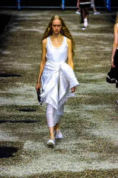 Milan (İtalya), 09 / 25 / 2025 - Anteprima İlkbahar-Yaz 2026 moda defilesinde 25 Eylül Perşembe sabahı Milano 'daki Scuola Militare Teuli' de büyük bir seyirci kitlesi toplandı. (Edson De Souza / Yeni2)