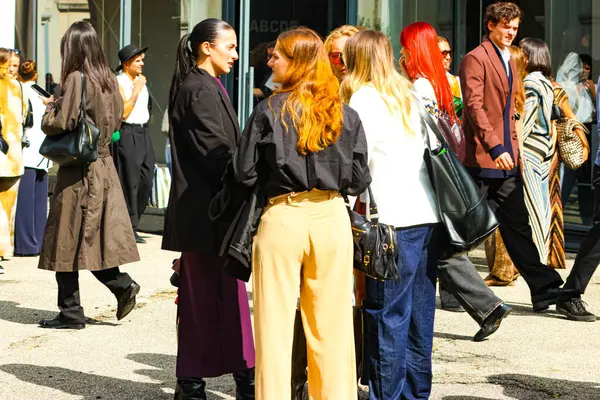 Milan (İtalya), 09 / 25 / 2025 - Anteprima İlkbahar-Yaz 2026 moda defilesinde 25 Eylül Perşembe sabahı Milano 'daki Scuola Militare Teuli' de büyük bir seyirci kitlesi toplandı. (Edson De Souza / Yeni2)