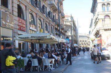 Milan (İtalya), 09 / 28 / 2025 - Milano şehir merkezinde, pahalı restoranlardan ucuz restoranlara, abur cubur barlarına, pizzacılara, kahve dükkanlarına ve çok sayıda dondurmacıya kadar pek çok yemek seçeneği var. (Edson de souza / the newws2)